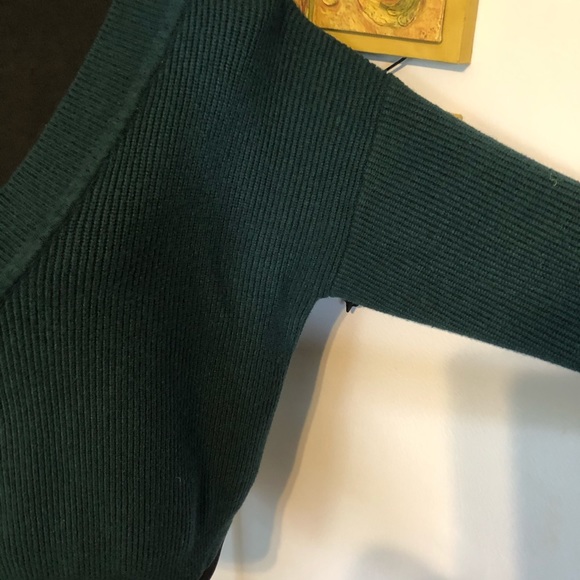 Green V neck sweater - Picture 7 of 8